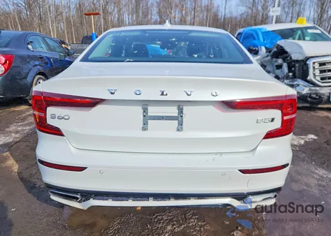 2022 Volvo S60 B5 Momentum z USA, uszkodzony, nr VIN 7JRL12TZ7NG173921